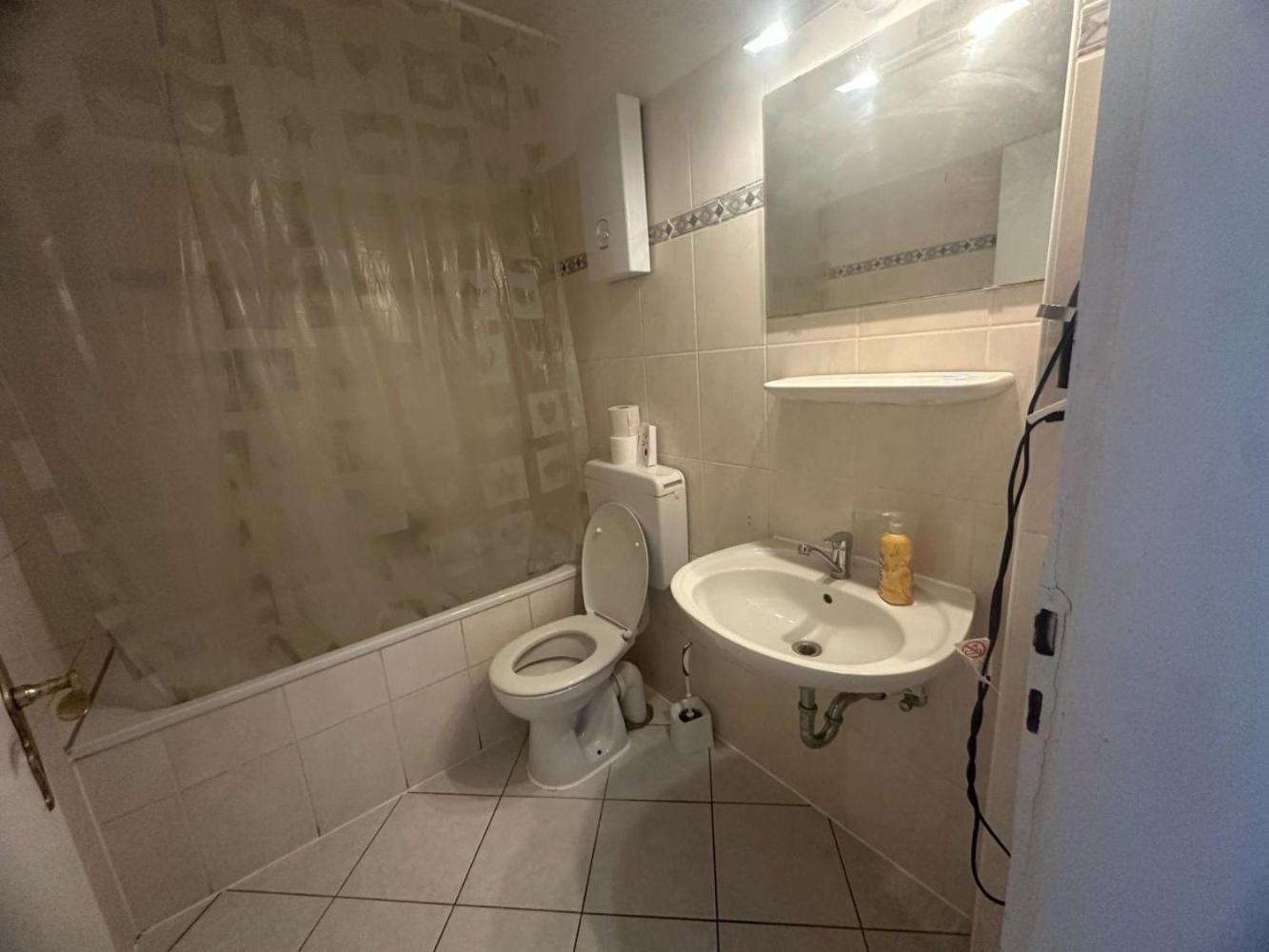 Ferienwohnung Neuss Esterno foto